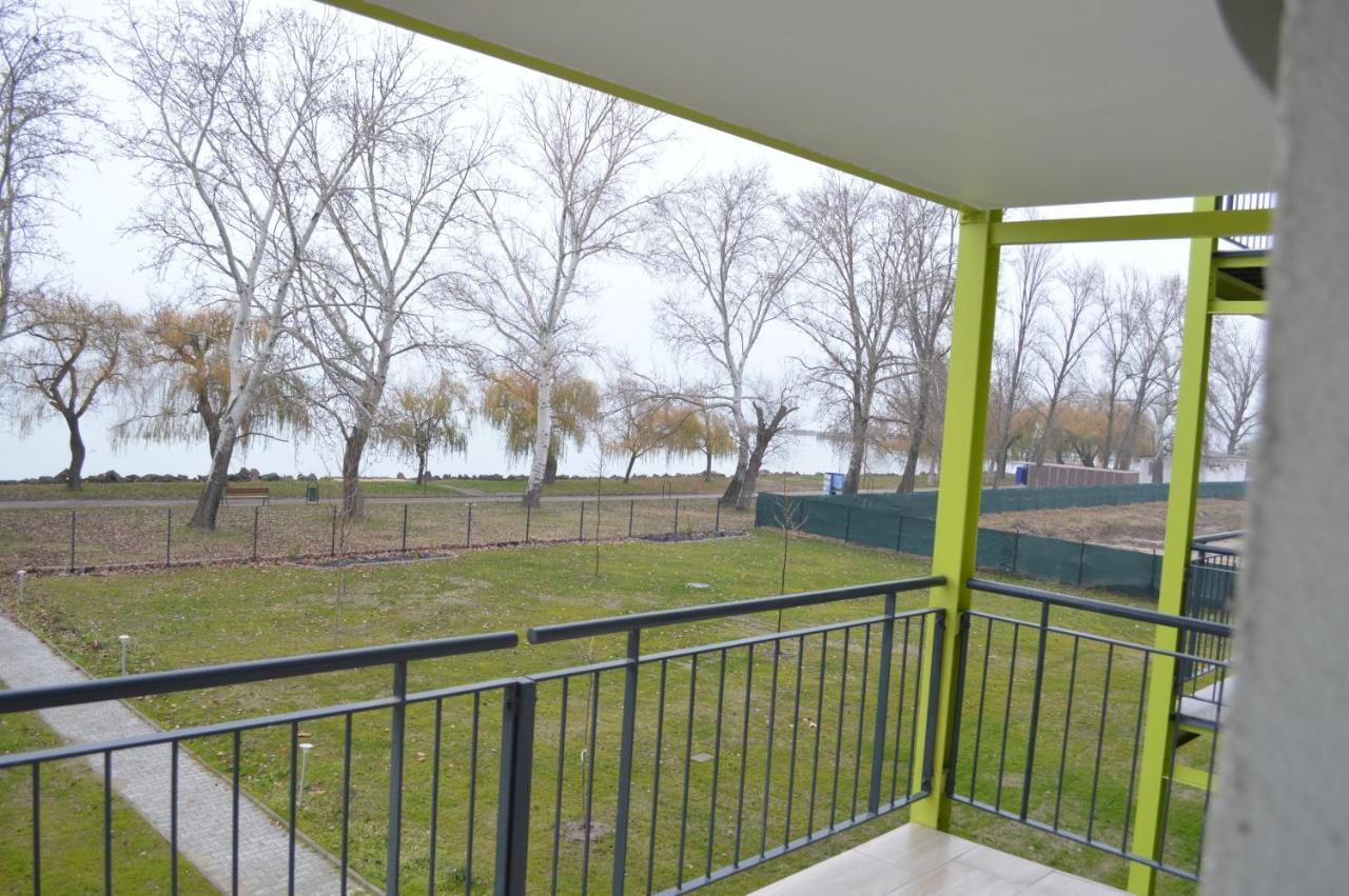 Appartamento Siofok Ezuestpart Granada 2 Koezvetlen Vizparti Apartman Esterno foto